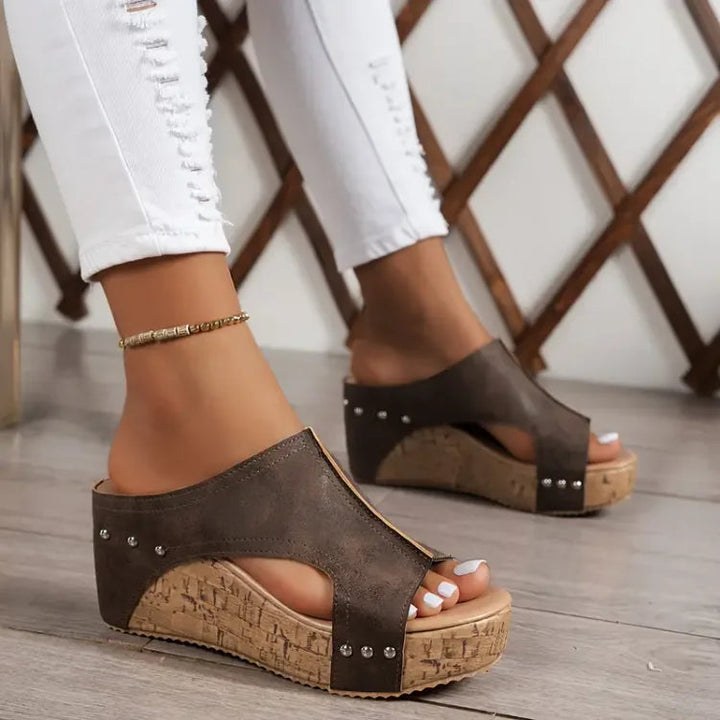 MELISSA – Kiváló minőségű, ék alakú sarkú szandál