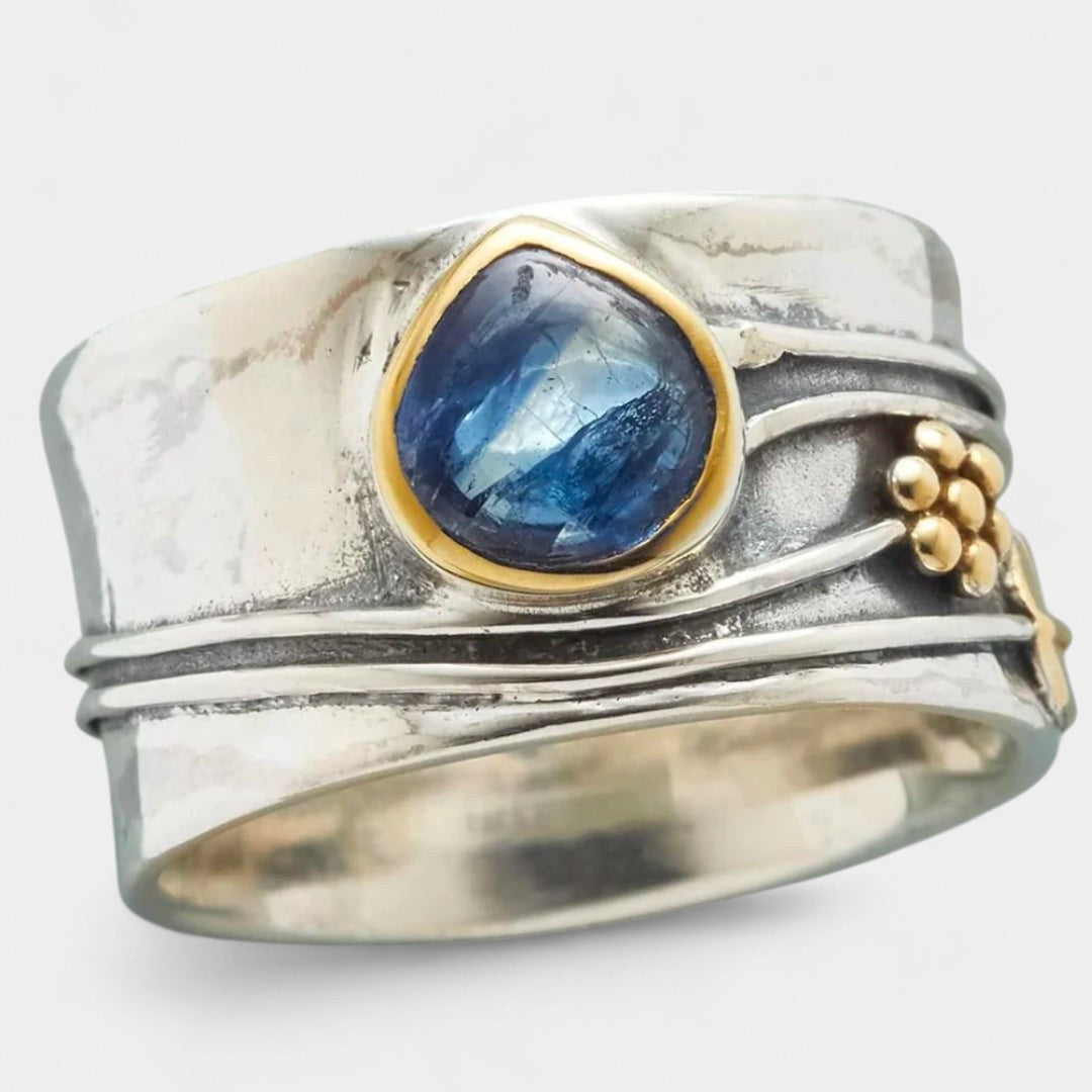 Alexandra – Elegáns, vintage stílusú ezüst gyűrű kék zafírral