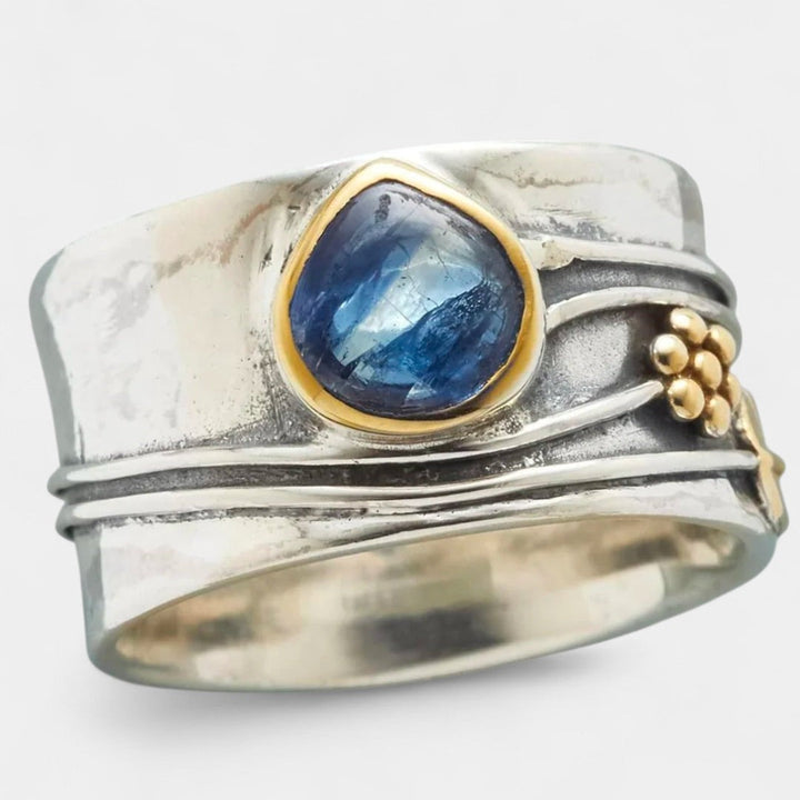 Alexandra – Elegáns, vintage stílusú ezüst gyűrű kék zafírral